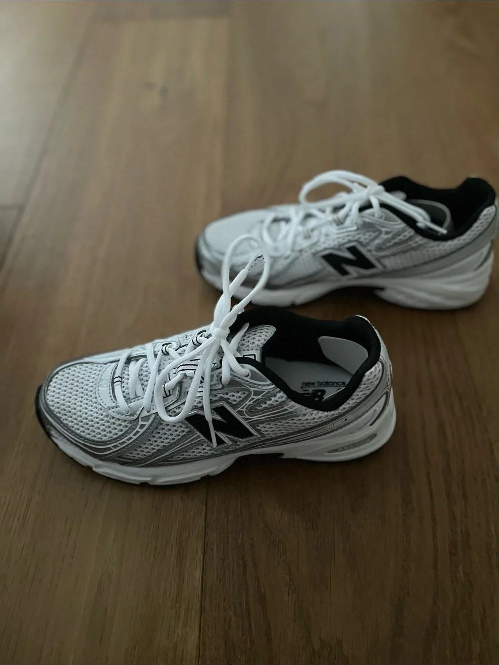 NWT New Balance 740 Women's Athletic Sneakers in Silver and White